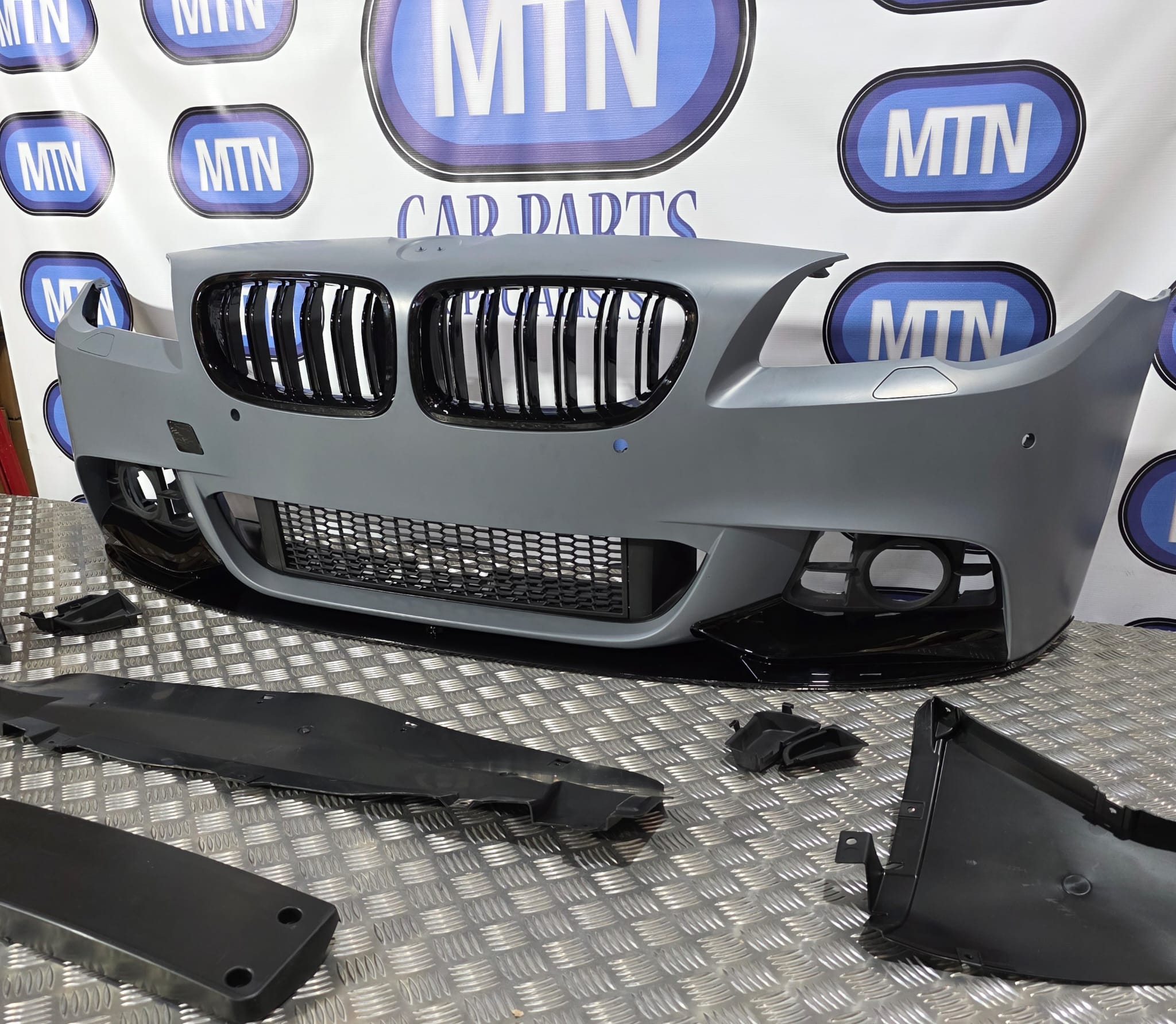 BMW 5 SERIES M SPORT 2013 - 2017 F10 F11 LCI FACELIFT FRONT BUMPER + GRILLS TRIM