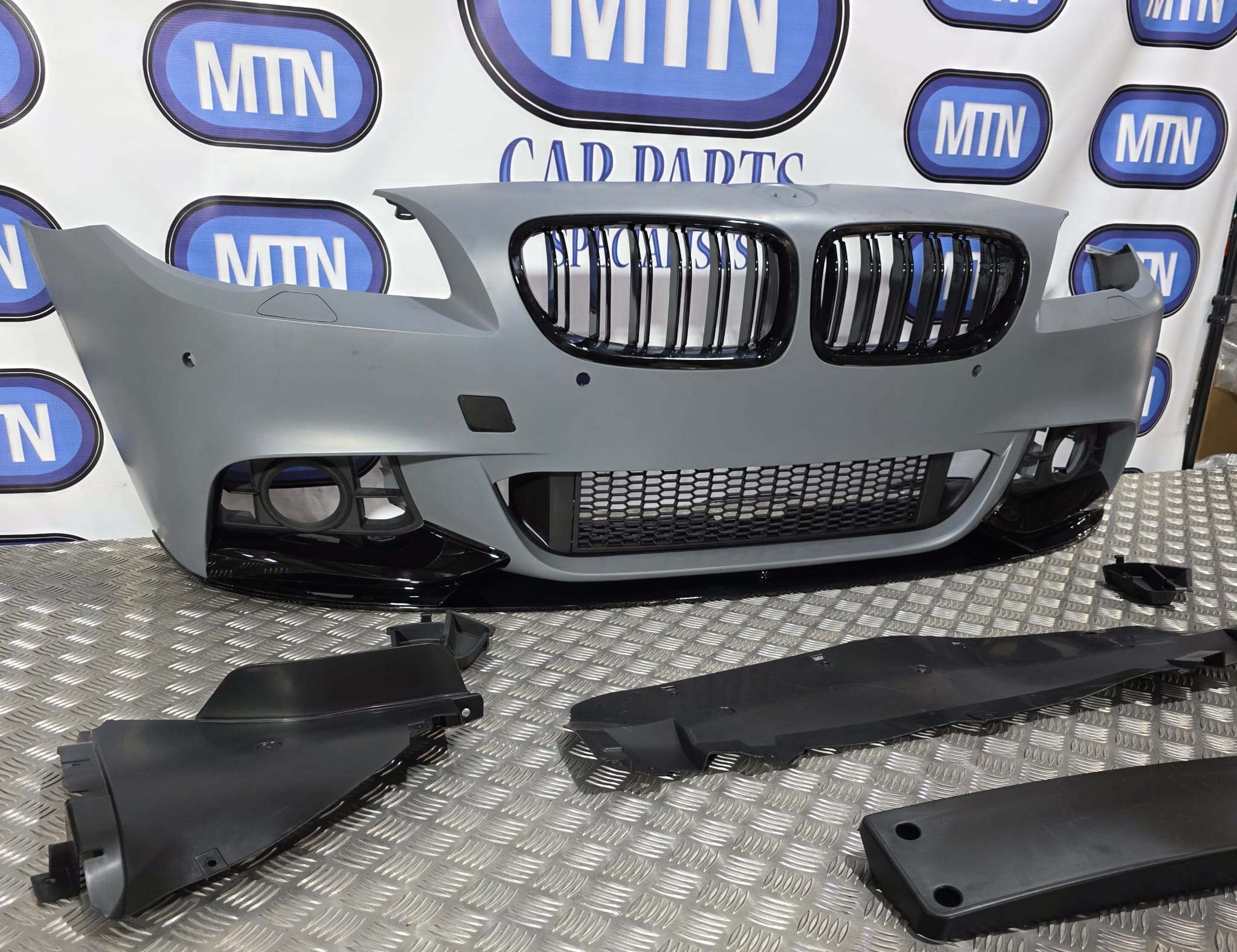 BMW 5 SERIES M SPORT 2013 - 2017 F10 F11 LCI FACELIFT FRONT BUMPER + GRILLS TRIM Secondary image