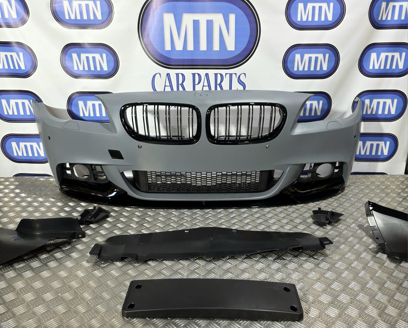 BMW 5 SERIES M SPORT 2013 - 2017 F10 F11 LCI FACELIFT FRONT BUMPER + GRILLS TRIM