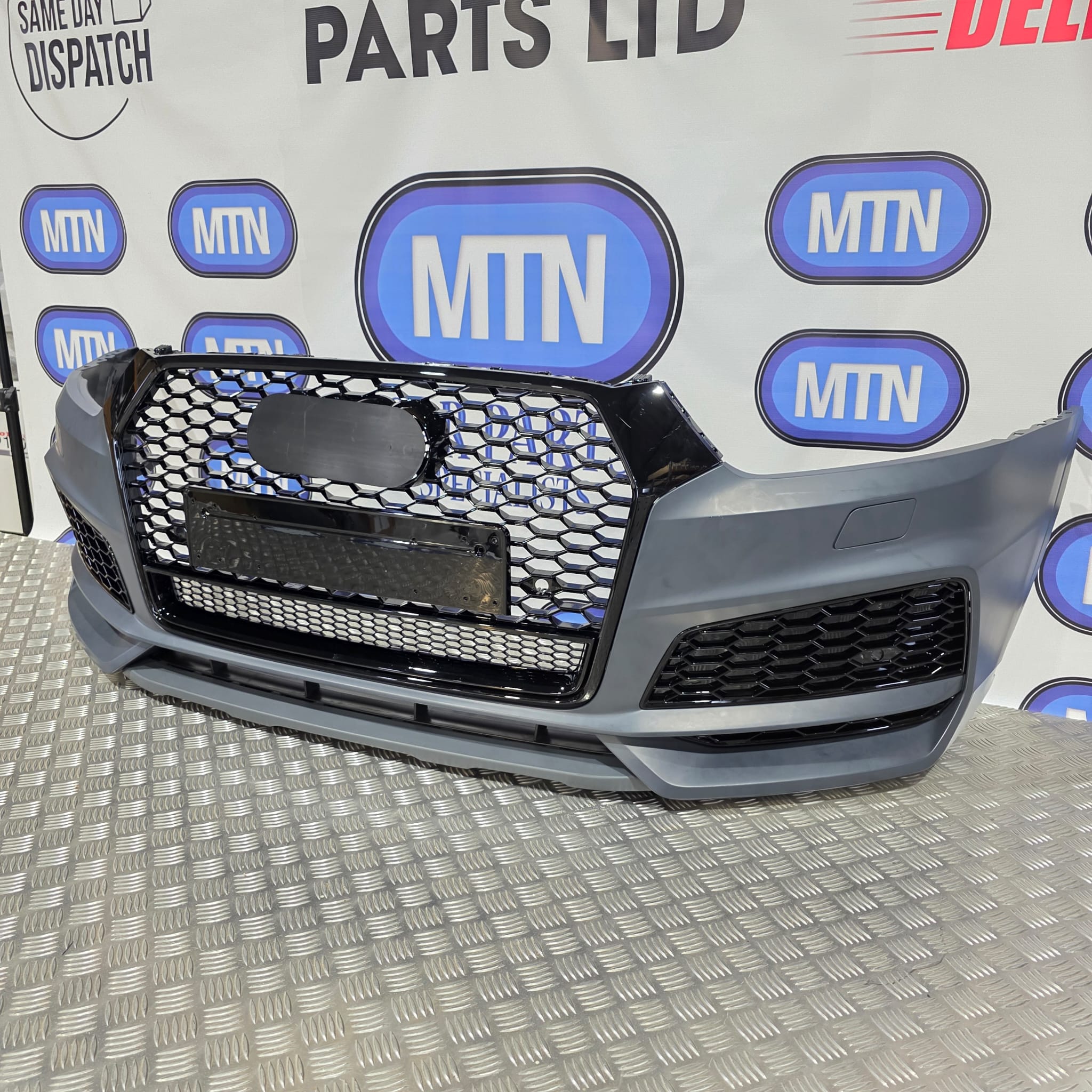 Complete Front Bumper – Audi Q3 / SQ3 2016–2018 Facelift | Honeycomb Grill S-Line